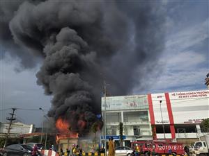 "Quả cầu lửa" bốc lên dữ dội - Cháy lớn tại siêu thị ở Bắc Giang, 
